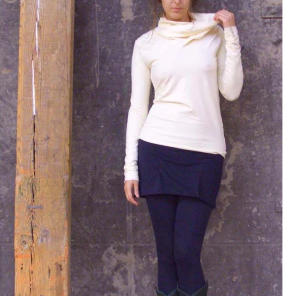 Gaia Conceptions Skirted ruffle butt leggings color midnight size small.